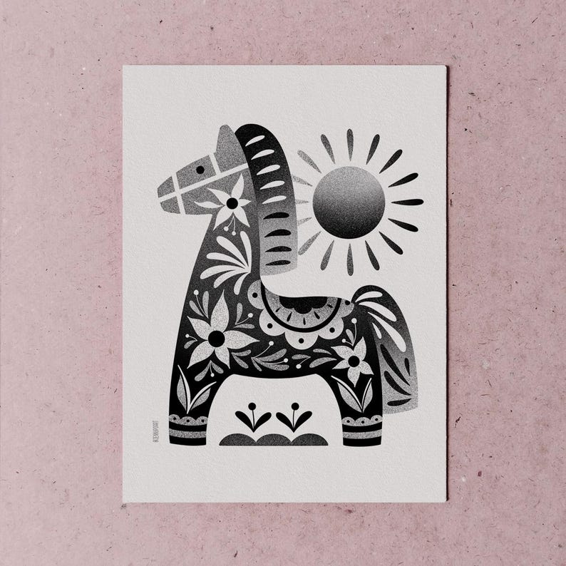 以下が含まれることがあります： 花柄と太陽が描かれた、白黒のダーラナホースのイラスト。馬は花やその他のデザインで装飾されています。太陽は光線で描かれています。アートワークは白い背景にあります。