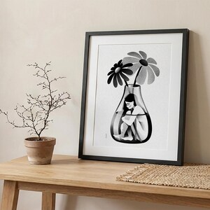 花瓶の中の少女 - ウォールアートポスター / モダンな禅プリント / 白黒イラストのホームデコレーション 画像 2
