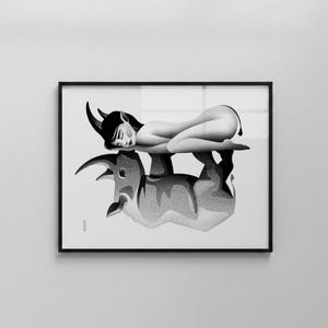 Może przedstawiać: Czarno-biały wydruk artystyczny w czarnej ramie. Grafika przedstawia nagą postać z rogami spoczywającą na byku. Odbicie byka jest widoczne poniżej. Styl artystyczny jest ilustracyjny z naciskiem na cieniowanie i formę.