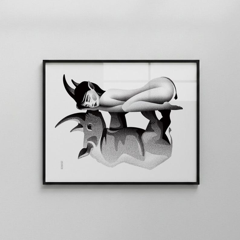 Może przedstawiać: Czarno-biały wydruk artystyczny w czarnej ramie. Grafika przedstawia nagą postać z rogami spoczywającą na byku. Odbicie byka jest widoczne poniżej. Styl artystyczny jest ilustracyjny z naciskiem na cieniowanie i formę.