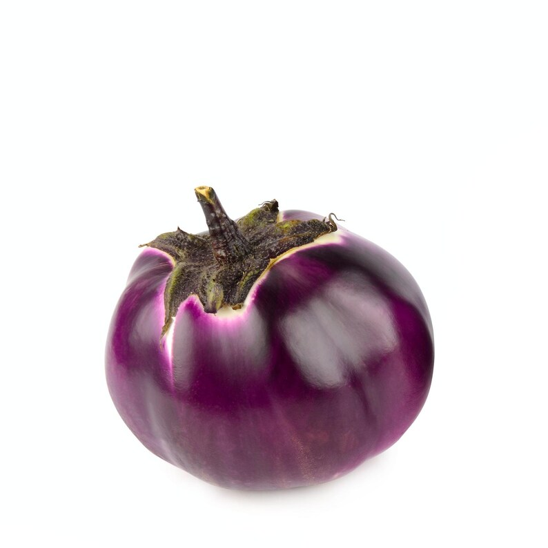 Op de afbeelding: Een ronde, glanzende aubergine met een dieppaarse schil die naar boven toe overgaat in een lichtere violette tint. De vrucht heeft een donkergroene, textuurrijke kelk en een korte, stevige steel die uit het midden naar boven steekt.