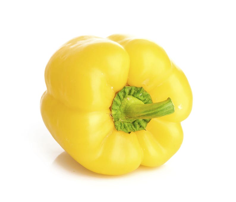 Puede incluir: Un pimiento amarillo brillante con una piel lisa y lustrosa y una forma lobulada distintiva. La verdura presenta un tallo verde central unido a un c&aacute;liz verde texturizado en forma de estrella en la parte superior, sobre un fondo blanco.