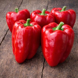 Puede incluir: Cinco pimientos rojos vibrantes con piel lisa y brillante y tallos verdes. Cada pimiento presenta una forma redondeada de varios l&oacute;bulos con una textura firme. Los pimientos est&aacute;n dispuestos en un grupo, mostrando su color rojo brillante.