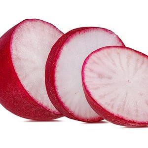 Pode incluir: Um rabanete fresco cortado em tr&ecirc;s peda&ccedil;os, exibindo uma casca exterior vermelha vibrante e uma polpa interior branca e estaladi&ccedil;a. As fatias revelam uma forma circular com uma textura radiante subtil nas superf&iacute;cies cortadas, destacando o contraste entre o exterior vermelho brilhante e o centro branco limpo do vegetal.