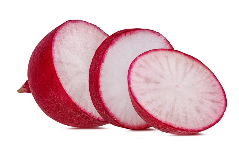 Pode incluir: Um rabanete fresco cortado em tr&ecirc;s peda&ccedil;os, exibindo uma casca exterior vermelha vibrante e uma polpa interior branca e estaladi&ccedil;a. As fatias revelam uma forma circular com uma textura radiante subtil nas superf&iacute;cies cortadas, destacando o contraste entre o exterior vermelho brilhante e o centro branco limpo do vegetal.