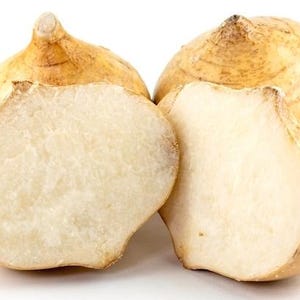 Pu&ograve; includere: Due tuberi di jicama interi con buccia color marrone chiaro e due met&agrave; di jicama che mostrano una polpa interna bianca, umida e croccante. Gli ortaggi presentano una forma arrotondata e leggermente appiattita con una piccola punta.