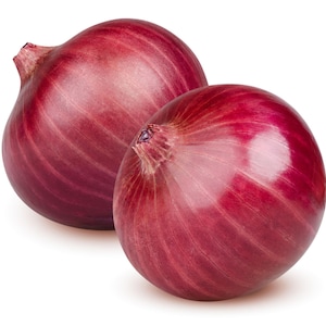 Pu&ograve; includere: Due cipolle rosse intere con una buccia liscia di colore rosso porpora intenso e striature verticali visibili. Ogni cipolla presenta un piccolo residuo di stelo essiccato sulla parte superiore, con una forma rotonda e bulbosa e soda.