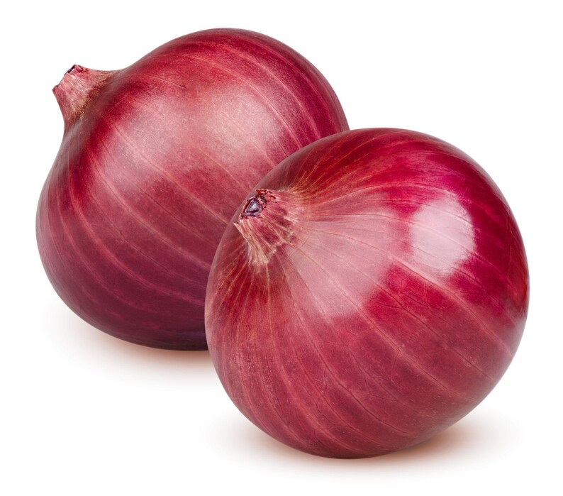 Pu&ograve; includere: Due cipolle rosse intere con una buccia liscia di colore rosso porpora intenso e striature verticali visibili. Ogni cipolla presenta un piccolo residuo di stelo essiccato sulla parte superiore, con una forma rotonda e bulbosa e soda.