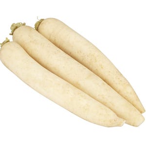 Op de afbeelding: Drie lange, cilindervormige daikon-radijzen met een gladde, gebroken witte schil en subtiele lichtbruine spikkels. Elke groente heeft een taps toelopend uiteinde en een klein, lichtgroen steeltje aan de bovenkant, diagonaal gerangschikt.