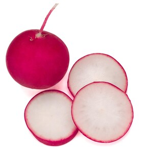 Pode incluir: Um rabanete inteiro e redondo com uma pele magenta vibrante e um pequeno caule verde, acompanhado por tr&ecirc;s fatias circulares finas que mostram um interior branco estaladi&ccedil;o e uma borda exterior rosa brilhante sobre fundo branco.