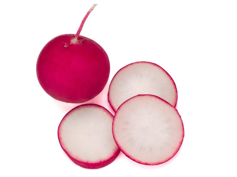 Pode incluir: Um rabanete inteiro e redondo com uma pele magenta vibrante e um pequeno caule verde, acompanhado por tr&ecirc;s fatias circulares finas que mostram um interior branco estaladi&ccedil;o e uma borda exterior rosa brilhante sobre fundo branco.