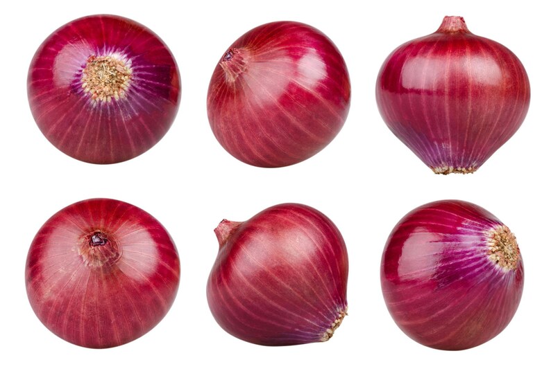 Pu&ograve; includere: Sei cipolle rosse intere mostrate da varie angolazioni su uno sfondo bianco. Ogni cipolla presenta una buccia liscia di colore rosso porpora intenso con striature verticali visibili e una piccola radice o stelo essiccato.