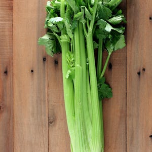 Pu&ograve; includere: Un mazzo di sedano fresco caratterizzato da lunghi gambi croccanti di colore verde chiaro e foglie di un verde vivace. L'ortaggio &egrave; composto da pi&ugrave; steli collegati che si restringono verso la base, mostrando una consistenza fibrosa e naturale.