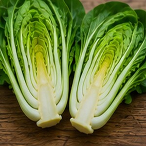 Puede incluir: Dos mitades de una verdura bok choy fresca que muestran su estructura interna. La planta presenta tallos gruesos, blancos y suculentos que se transforman en hojas anchas de color verde vibrante. La secci&oacute;n transversal revela la disposici&oacute;n densa.
