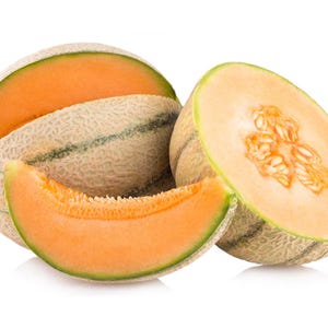 Puede incluir: Un mel&oacute;n cantalupo cortado en varias piezas, incluyendo una mitad entera que muestra la cavidad central de las semillas, un trozo grande y una rodaja m&aacute;s peque&ntilde;a. La fruta presenta una corteza beige texturizada y pulpa de color naranja vibrante.