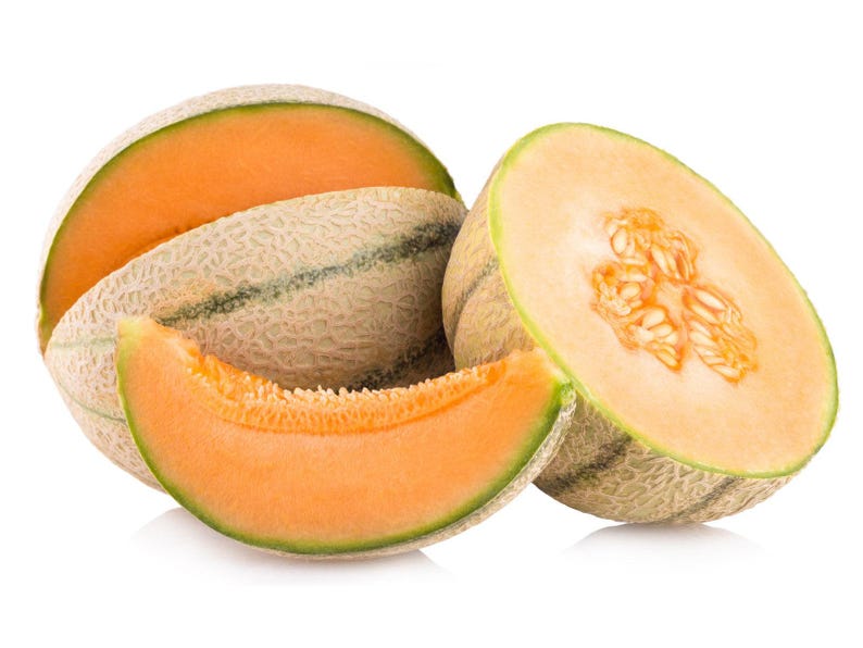 Puede incluir: Un mel&oacute;n cantalupo cortado en varias piezas, incluyendo una mitad entera que muestra la cavidad central de las semillas, un trozo grande y una rodaja m&aacute;s peque&ntilde;a. La fruta presenta una corteza beige texturizada y pulpa de color naranja vibrante.