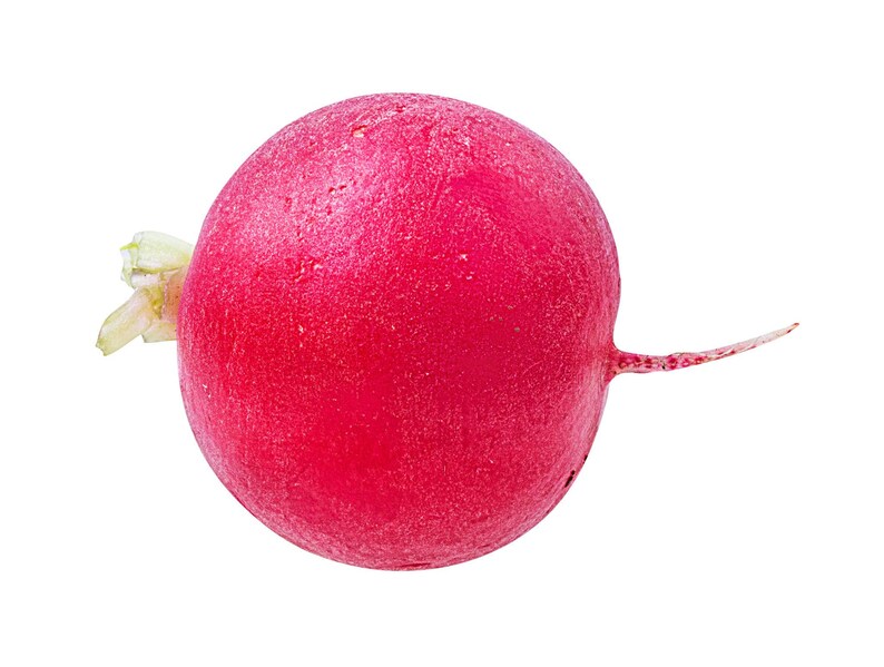 Pode incluir: Um rabanete redondo com uma casca de cor magenta vibrante, apresentando um pequeno grupo de folhas verde-claras presas a um lado e uma raiz branca fina e pontiaguda que se estende do lado oposto, isolado sobre um fundo branco liso.