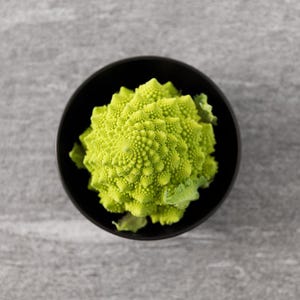 Más de 100 semillas de coliflor romanesco, Brassica oleracea, coliflor romanesco, cabezas espirales de color verde lima. imagen 2