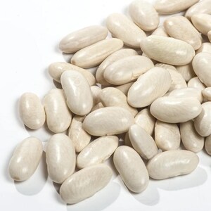 Pu&ograve; includere: Un mucchio di fagioli bianchi secchi, noti anche come fagioli cannellini. Ogni fagiolo ha un esterno liscio, di forma ovale e di colore bianco sporco, con una struttura leggermente curva. I fagioli sono raggruppati, mostrando la loro forma.