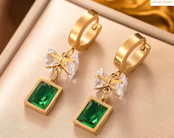 Złote kolczyki w stylu szmaragdowym – eleganckie zielone kolczyki z kamieniami szlachetnymi, kółkami i frędzlami, luksusowa biżuteria na prezent dla kobiet