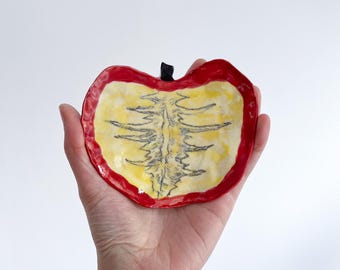 Plato de cerámica hecho a mano con forma de manzana, adorno pintado a mano con forma de corazón de manzana.