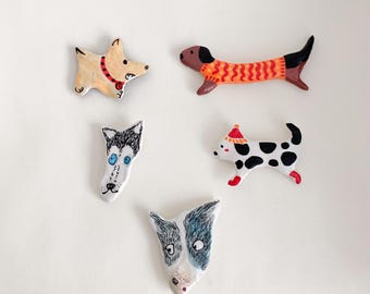 Imán de perro de arcilla hecho a mano, imán de refrigerador de cachorro pintado a mano, regalo para amantes de las mascotas