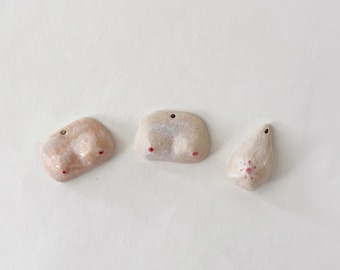Colgante y dijes de cerámica hechos a mano con forma de pecho, regalo artístico para ella.