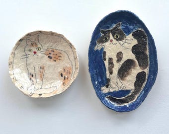 Plato decorativo de cerámica pequeño con forma de gato dibujado a mano, regalo para amantes de los gatos.