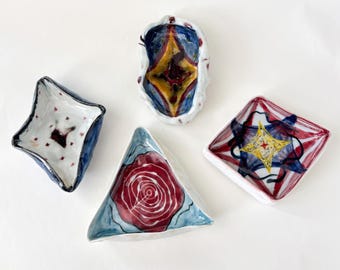 Plato de cerámica hecho a mano para guardar objetos pequeños, plato abstracto pintado a mano, soporte para joyas, decoración del hogar.