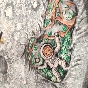 Horloge murale Lune peinte à la main avec des singes astronautes