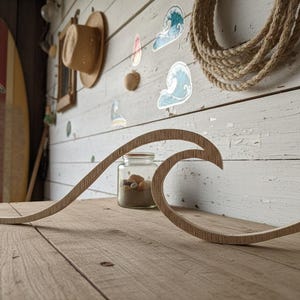 Drewniana fala dekoracyjna – Rzeźba ścienna wykonana ręcznie – Surf & Kitesurf – model „Fala”