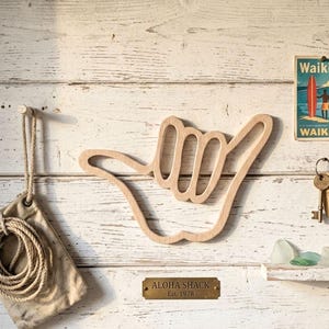 Shaka houten decoratie – Handgemaakte wandsculptuur – Surf & Kitesurf – Handgemaakte houten wanddecoratie – Surf-vibe | Minimalistische decoratie