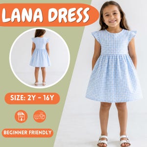 Op de afbeelding: Een lichtblauwe en witte jurk met vichy-ruitjes, korte mouwtjes met ruches en een ronde halslijn. De jurk heeft een aansluitend lijfje en een geplooide rok. De tekst LANA DRESS, SIZE: 2Y - 16Y en BEGINNER FRIENDLY is zichtbaar op de afbeelding.
