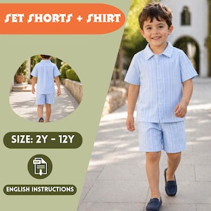 Könnte beinhalten: Ein junges Kind trägt ein hellblau gestreiftes Shorts- und Hemd-Set. Das Set besteht aus einem Hemd mit Knöpfen und passenden Shorts. Der Text "SET SHORTS + SHIRT", "SIZE: 2Y - 12Y" und "ENGLISH INSTRUCTIONS" ist ebenfalls enthalten.