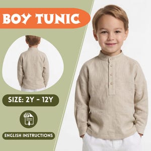 Może przedstawiać: Beżowa lniana tunika dla chłopców z kołnierzem mandaryńskim i zapięciem na guziki. Obraz zawiera tekst "BOY TUNIC", "SIZE: 2Y - 12Y" i "ENGLISH INSTRUCTIONS". Tunika jest noszona przez młodego chłopca.