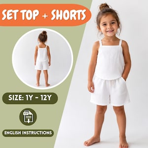 Op de afbeelding: Een witte tweedelige set bestaande uit een mouwloze tanktop met dunne bandjes en bijpassende shorts met een elastische tailleband. De stof heeft een subtiel verticaal textuurpatroon. De tekst SET TOP + SHORTS, SIZE: 1Y - 12Y, en ENGLISH INSTRUCTIONS is zichtbaar.