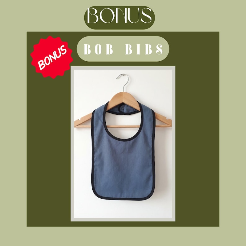 Pode incluir: Um babete azul com acabamento preto pendurado num cabide de madeira. O babete &eacute; de cor lisa com decote arredondado. A imagem inclui o texto "BONUS" e "BOB BIBS". Existe tamb&eacute;m uma forma de estrela vermelha com a palavra "BONUS".