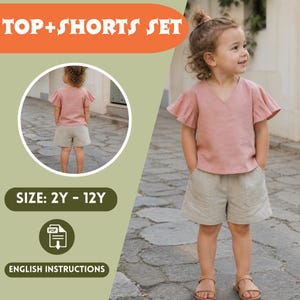 Può includere: Un completo per bambini composto da top rosa con maniche a volant e pantaloncini beige. L'immagine include il testo "TOP+SHORTS SET", "SIZE: 2Y - 12Y" e "ENGLISH INSTRUCTIONS".
