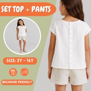 Puede incluir: Una blusa blanca de manga corta con una fila vertical de botones en la espalda y pantalones cortos beige. El texto SET TOP + PANTS, SIZE: 2Y - 16Y y BEGINNER FRIENDLY son visibles. Un recuadro circular muestra el conjunto en un niño.