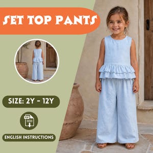 Puede incluir: Una niña modela un conjunto azul claro de top y pantalón. El top tiene un diseño con volantes. El texto "SET TOP PANTS" está en naranja. El texto "SIZE: 2Y - 12Y" está en verde. El texto "ENGLISH INSTRUCTIONS" está en verde.