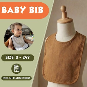 Könnte beinhalten: Ein braunes Baby-Lätzchen auf einer Schaufensterpuppe, mit einer Nahaufnahme der Stoffstruktur. Das Bild zeigt auch ein Baby, das ein weißes Lätzchen mit schwarzem Rand trägt. Der Text auf dem Bild lautet "BABY BIB" und "SIZE: 0 - 24Y".