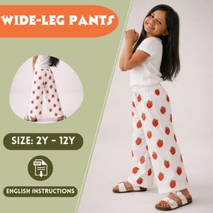 Könnte beinhalten: Weiße weite Hose mit rotem Erdbeermuster. Das Bild zeigt eine junge Person, die die Hose trägt, kombiniert mit einem weißen T-Shirt und Sandalen. Der Text auf dem Bild lautet "WIDE-LEG PANTS", "SIZE: 2Y - 12Y" und "ENGLISH INSTRUCTIONS".
