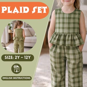 Può includere: Un completo a quadri verdi per bambini, con un top senza maniche con orlo a balze e pantaloni abbinati. L'immagine include il testo "PLAID SET", "SIZE: 2Y - 12Y" e "ENGLISH INSTRUCTIONS".