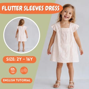 Peut inclure: Une robe rose clair à manches volantées avec une encolure carrée et des détails en dentelle verticale. La robe est présentée sur un enfant de face et de dos. Le texte sur l'image inclut FLUTTER SLEEVES DRESS, SIZE: 2Y - 16Y, et ENGLISH TUTORIAL.