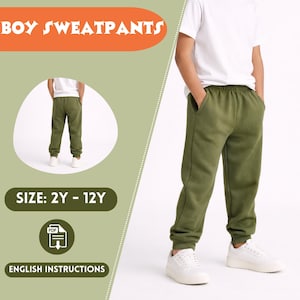 Peut inclure: Pantalon de survêtement vert olive avec un t-shirt blanc et des baskets blanches. Le texte "BOY SWEATPANTS" est dans une bannière orange. Le texte "SIZE: 2Y - 12Y" est dans une bannière verte. Le texte "ENGLISH INSTRUCTIONS" est dans une bannière verte.
