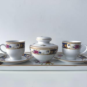 Conjunto de café vintage Limoges, xícaras de café expresso em porcelana francesa, bandeja floral em azul cobalto e dourado.