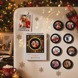 Puede incluir: Una puerta de refrigerador blanca decorada con marcos de fotos magnéticos y una placa acrílica rectangular titulada Christmas Collection. La placa presenta una imagen circular central de una pareja, rodeada de iconos festivos y el texto Giftlab.
