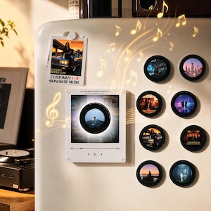 Könnte beinhalten: Eine Sammlung von individuellen Musik-Magneten und eine quadratische Acrylplatte mit einer digitalen Musik-Player-Oberfläche. Das Set enthält runde Fotomagnete und ein größeres quadratisches Display mit einem zentralen kreisförmigen Ausschnitt.