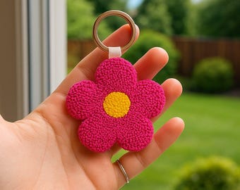 ハンドメイドのパンチニードルイニシャルキーホルダー