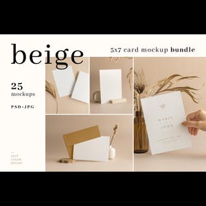 Könnte beinhalten: Ein Mockup-Bundle mit 5x7 Karten in verschiedenen Anordnungen. Das Bild zeigt leere Karten, Umschläge und Schreibwaren vor neutralen Hintergründen. Der Text enthält "beige" und "25 Mockups".